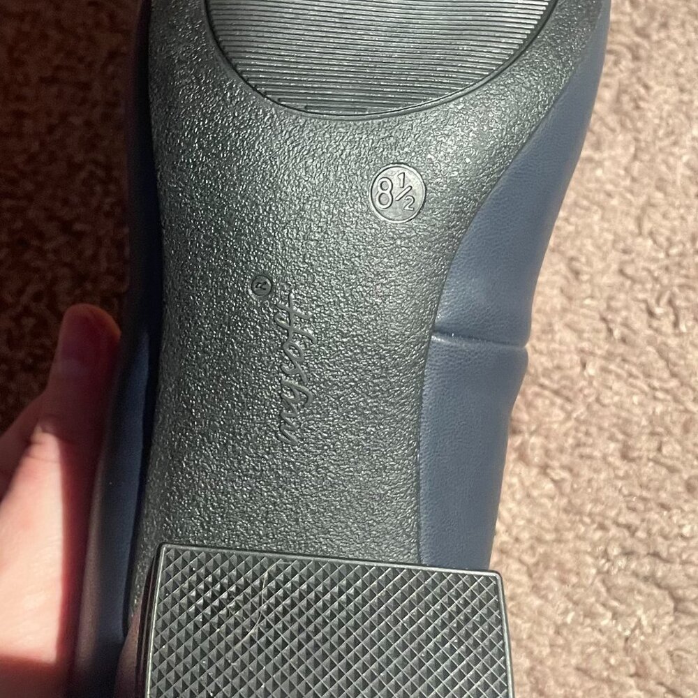 MY SOFT Women’s Size 8.5 Navy Closed-Toe Heels - Picture 7 of 8